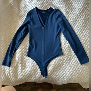 Long-Sleeve Seamless Fabric V-Neck Bodysuit.